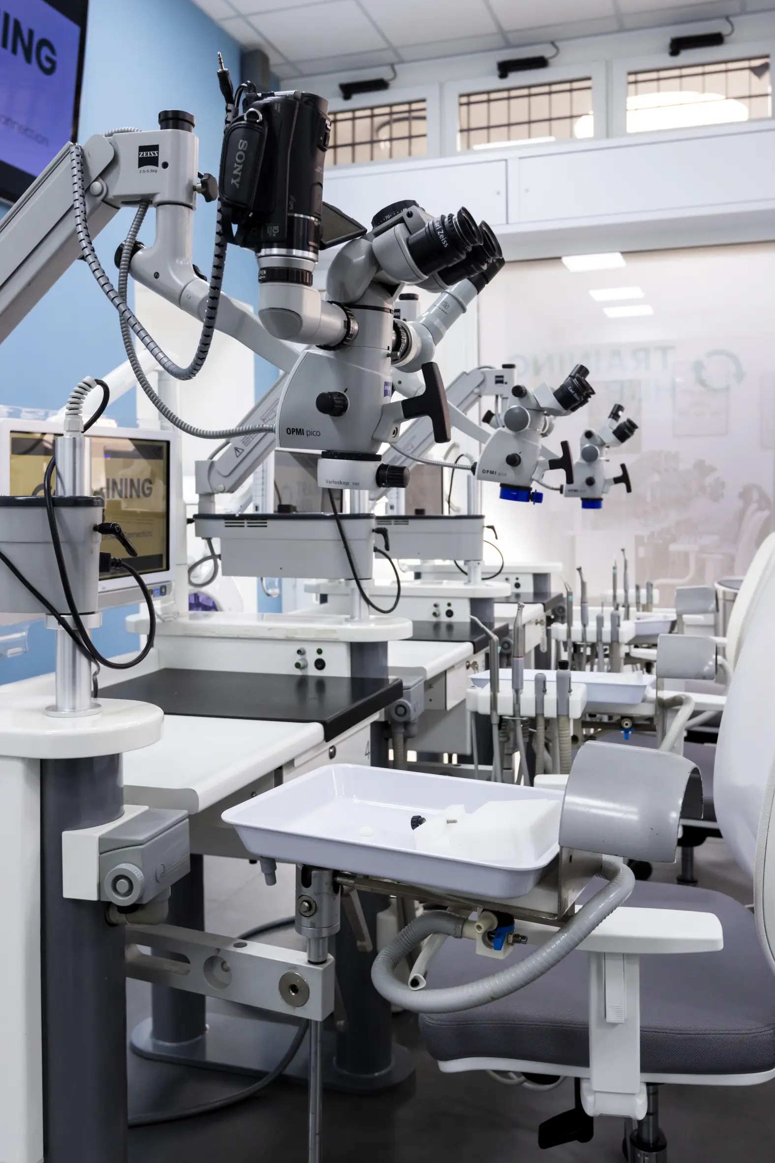 Postazione operativa — microscopi e strumentazione