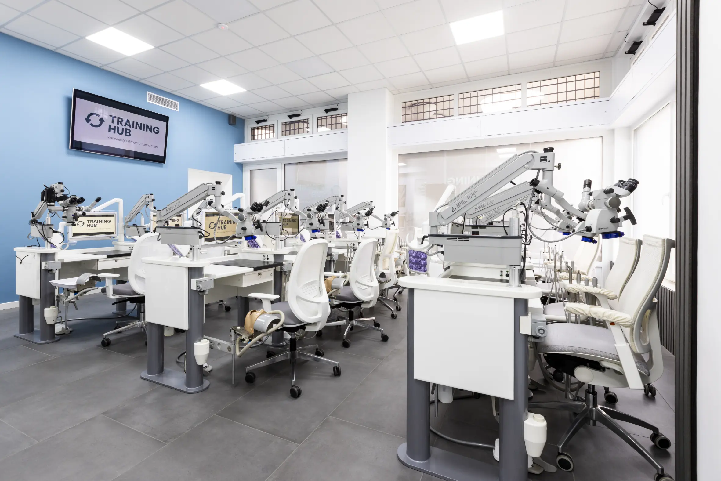 Sala pratica con postazioni operative e microscopi